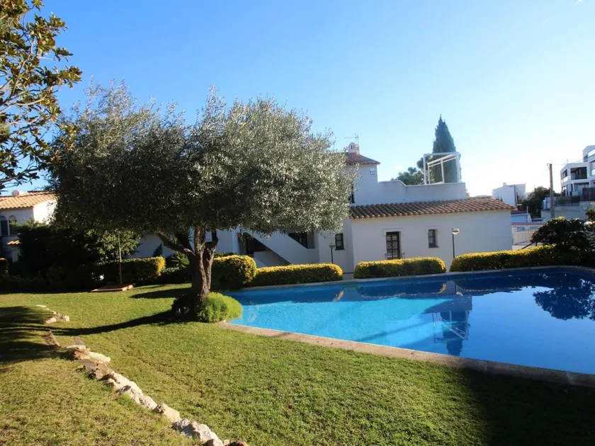 Flat with pool & garden - Image 1
