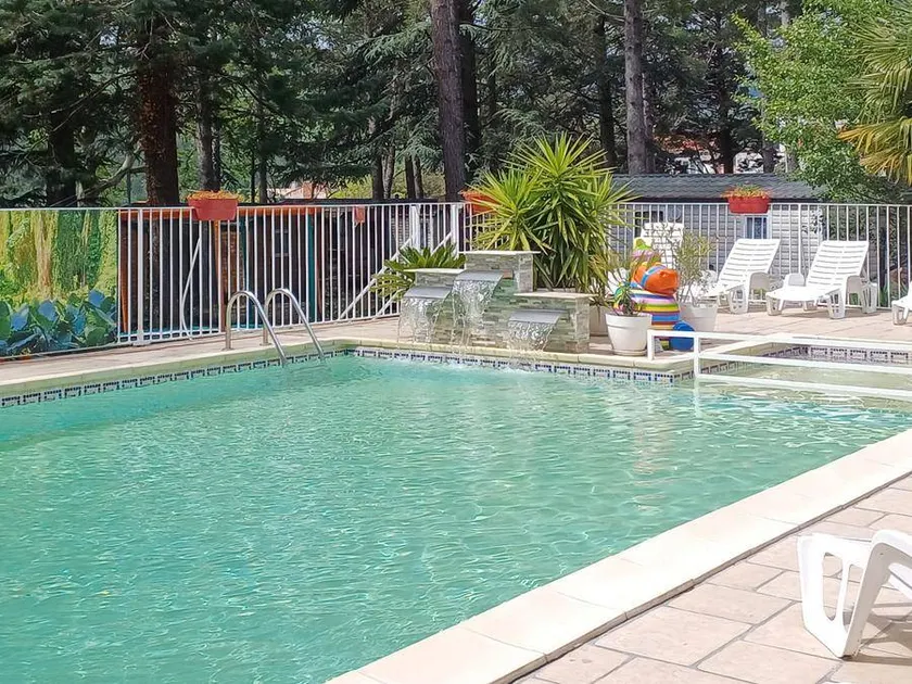 Chalet with heated pool & terrace - Image 1