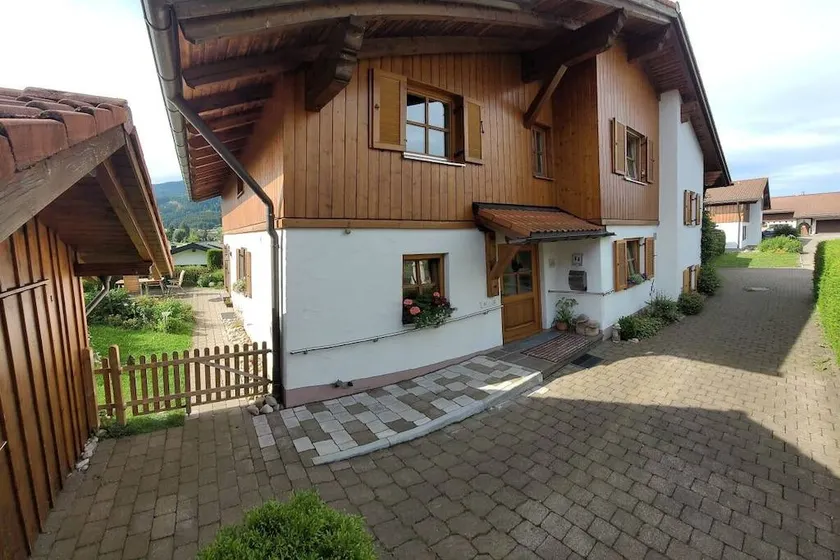 House with jacuzzi, BBQ & garden - Image 1