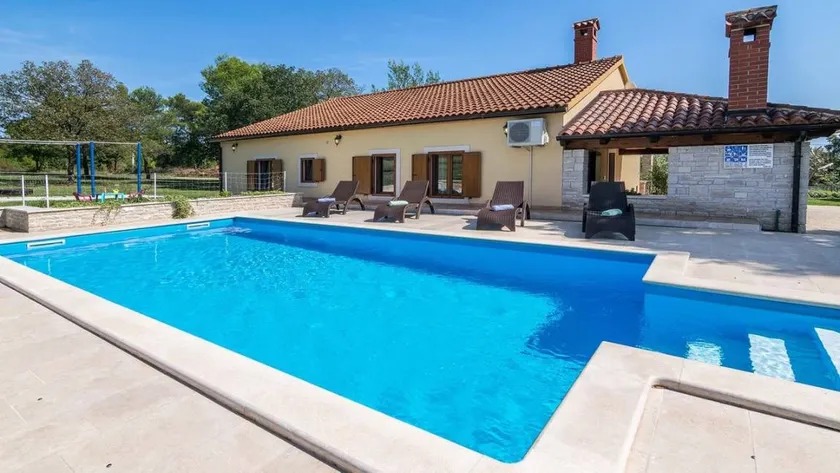 Holiday apartment with barbeque, garden & private pool | Garden view - Image 1
