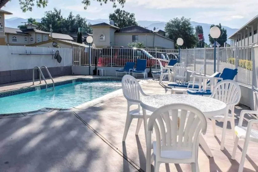 Apartment with pool - Image 1