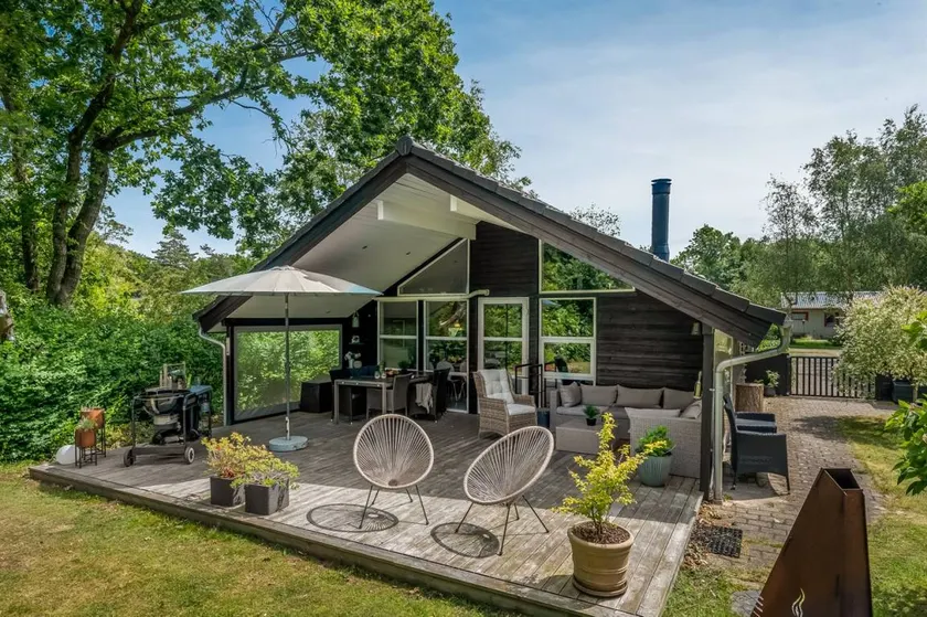 Children-friendly house with barbecue, hot tub & terrace - Image 1