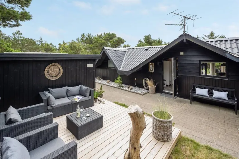 Holiday home with terrace, jacuzzi & sauna - Image 1