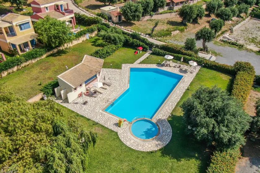 Flat with pool - Image 1