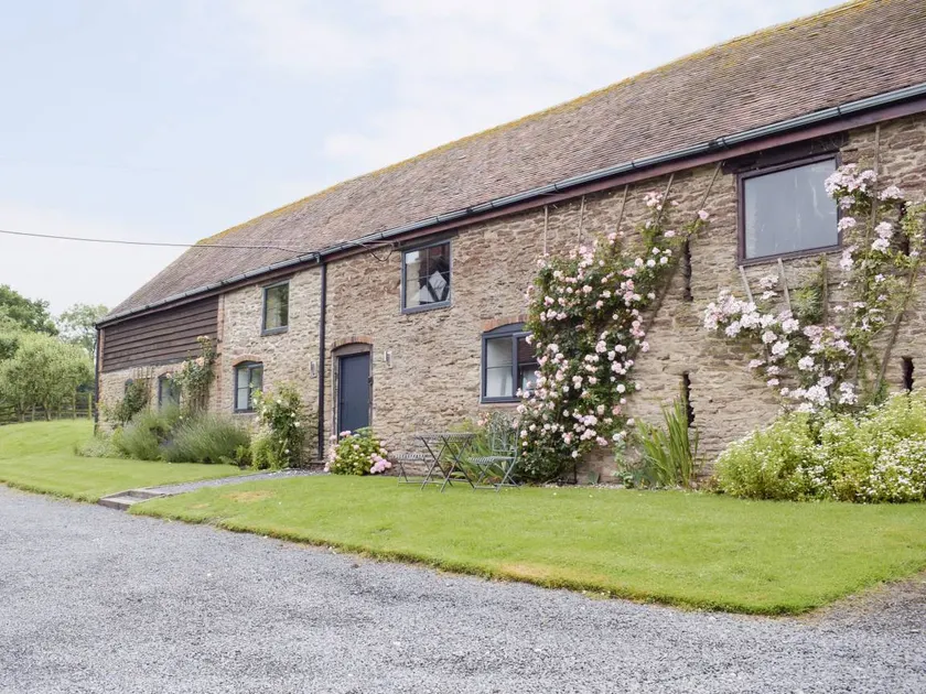 Family-oriented cottage with garden - Image 1