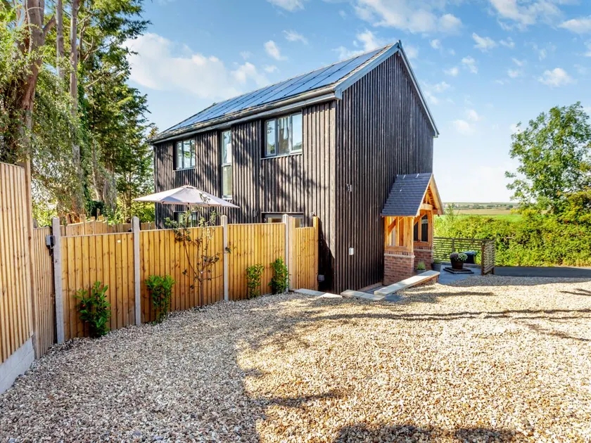 Children-friendly cottage with garden & barbecue | River view | Pet-friendly - Image 1