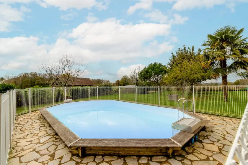 Holiday home with terrace, garden & pool - Image 1