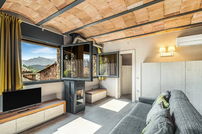 Flat with terrace | River view - Image 1