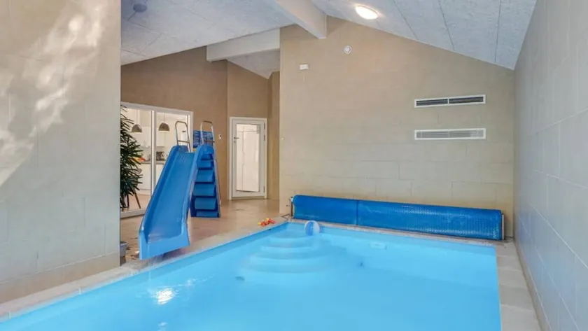 Holiday home with terrace, barbeque & pool | Pets allowed - Image 1