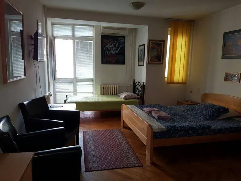 Apartment with hot tub - Image 1