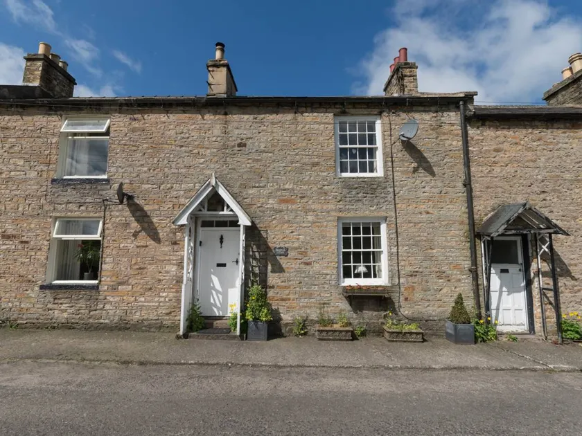 Cottage with garden - Image 1