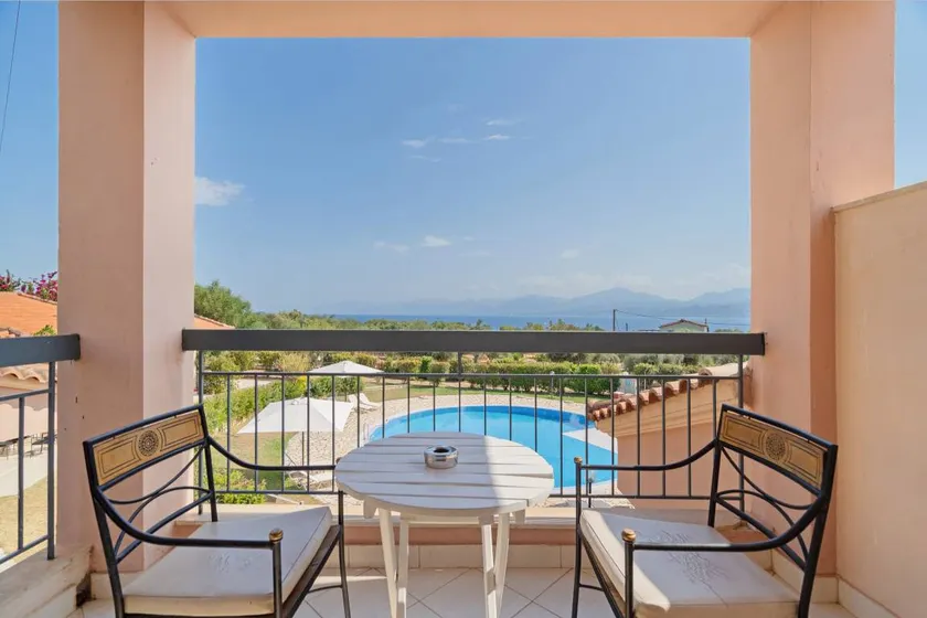 Villa avec terrasse, jardin et piscine | Vue jardin - Image 1