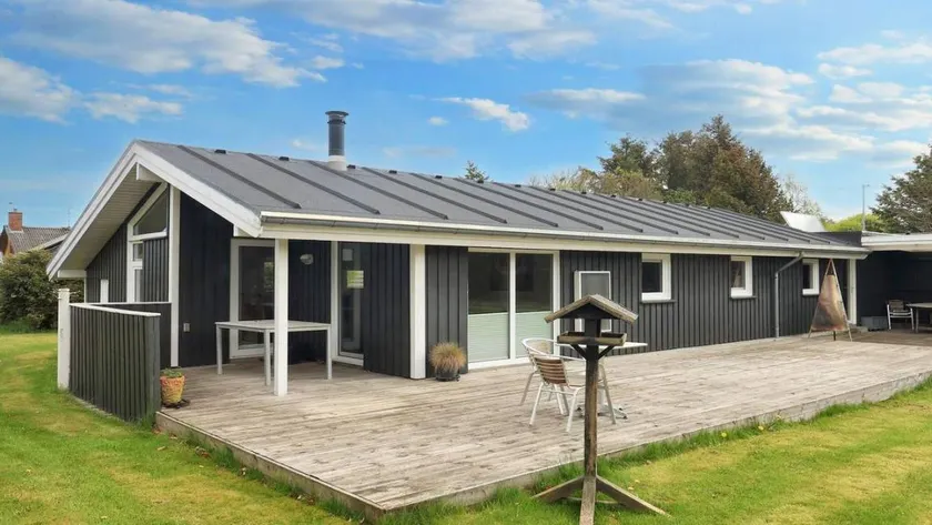 Holiday home with terrace - Image 1