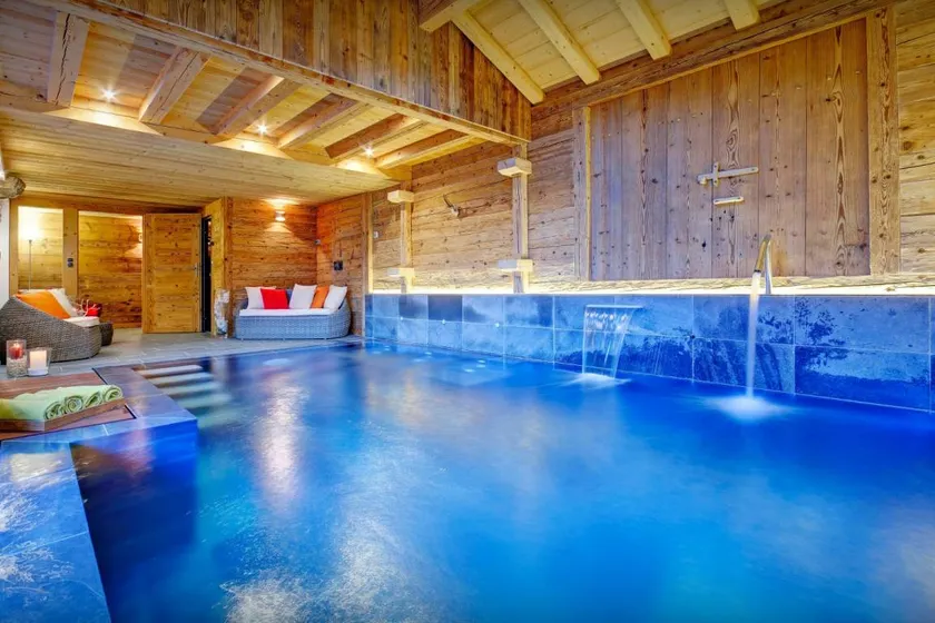 Chalet with garden, sauna & hot tub | Lake view - Image 1