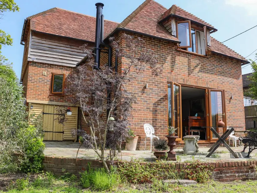 Cottage with garden - Image 1