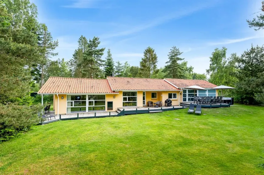 Family-oriented house with sauna, hot tub & private pool | Pet-friendly - Image 1