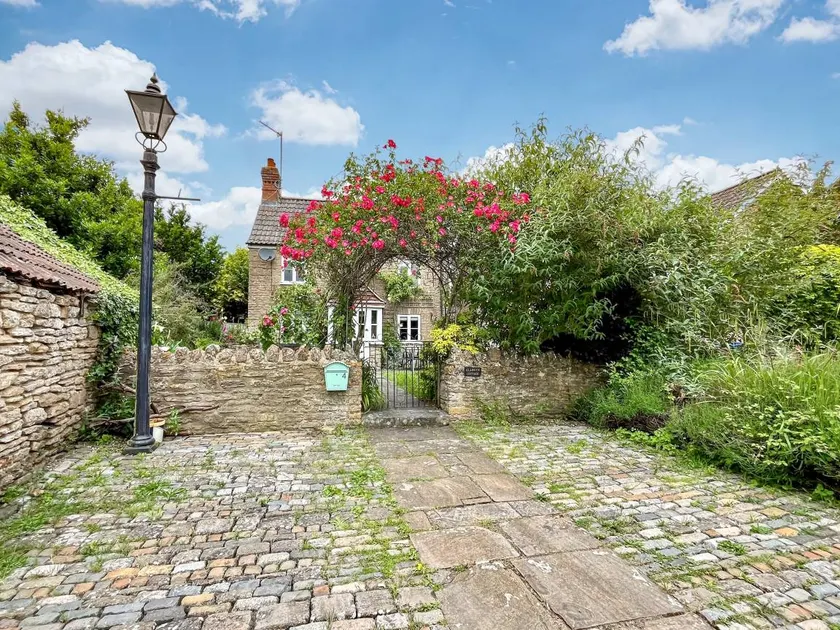 Cottage with garden - Image 1