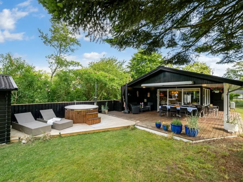 Family-oriented holiday home with hot tub, terrace & garden | Dogs allowed - Image 1