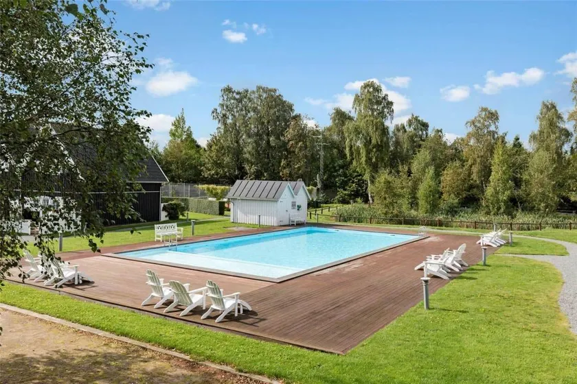 Holiday home with sauna, jacuzzi & pool - Image 1