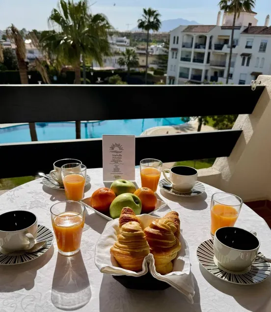Merveilleux appartement de vacances entièrement équipé avec terrasse, internet haut débit et piscine | Vue plage | À côté de la plage - Image 1