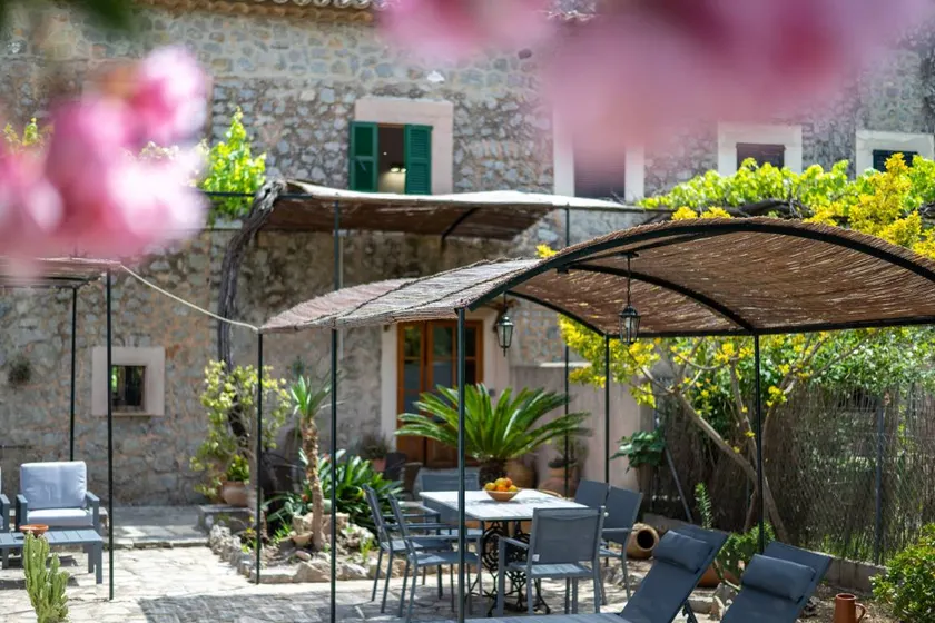 Merveilleuse maison de vacances entièrement équipée avec jardin, internet haut débit et terrasse | Vue jardin | À côté de la plage - Image 1