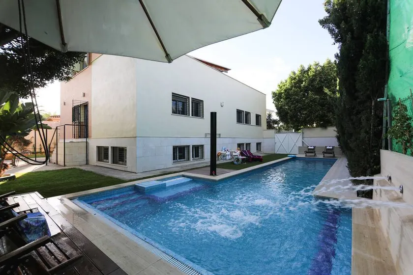 Chalet with terrace, barbeque & private pool - Image 1