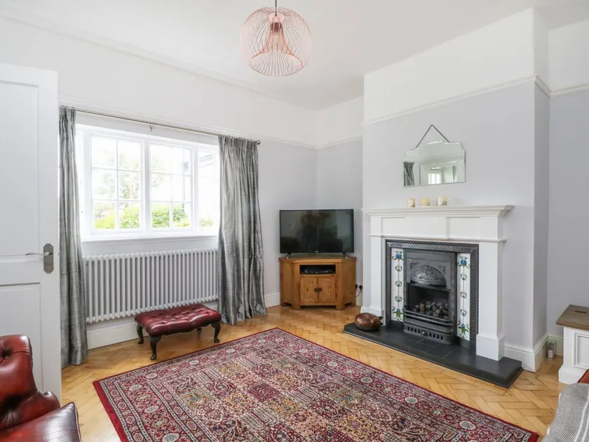 Family-friendly cottage with garden - Image 1