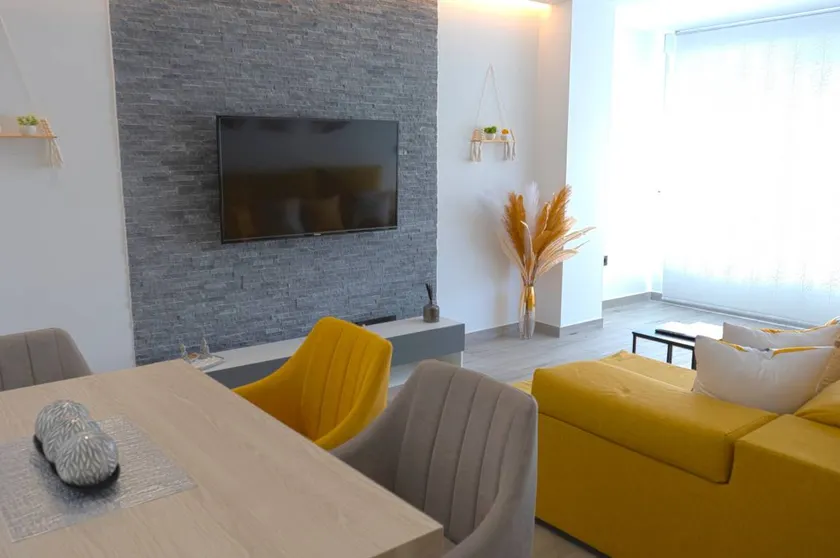 Flat with terrace & pool - Image 1