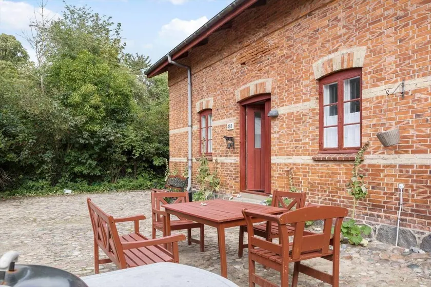 Spacious house with terrace - Image 1
