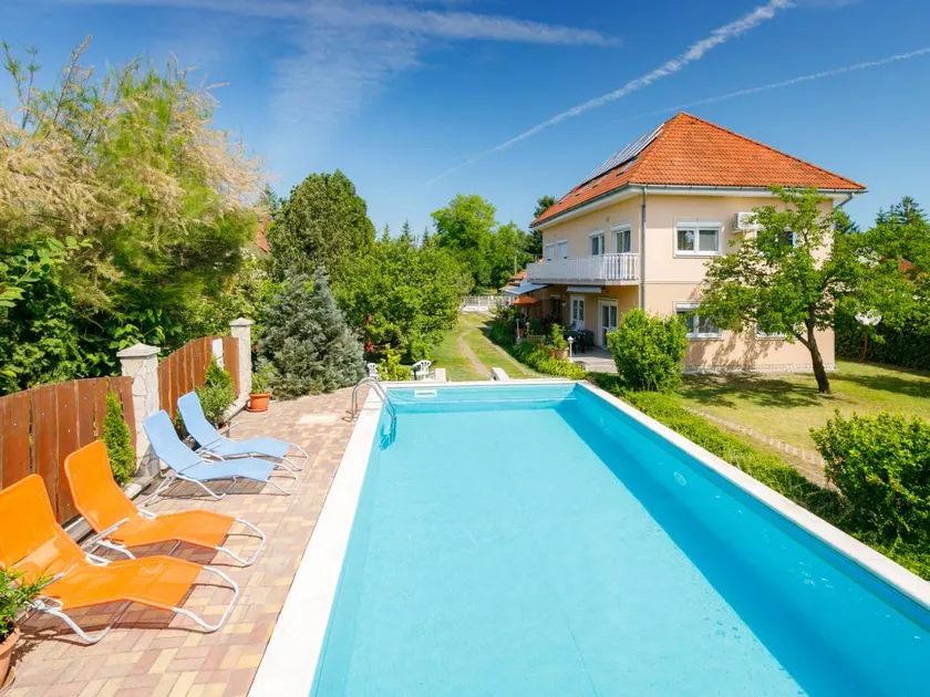 Holiday apartment with pool, terrace & garden - Image 1