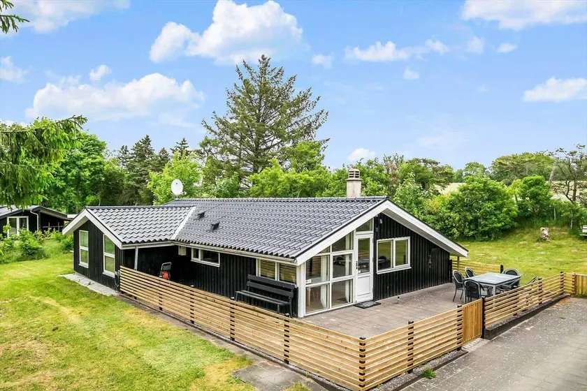 Holiday home with barbecue & terrace - Image 1