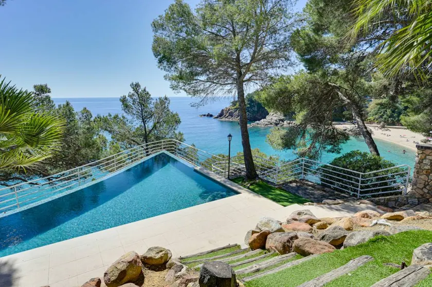 Fully equipped villa with garden, private pool & terrace | Beach nearby - Image 1