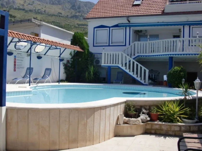 Apartamento vacacional con piscina y terraza | Vistas al agua - Image 1