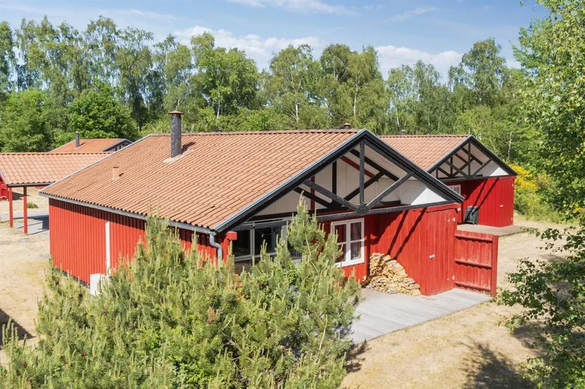 Family-friendly holiday home with terrace | Next to the beach - Image 1