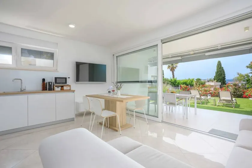 Flat with garden & terrace - Image 1