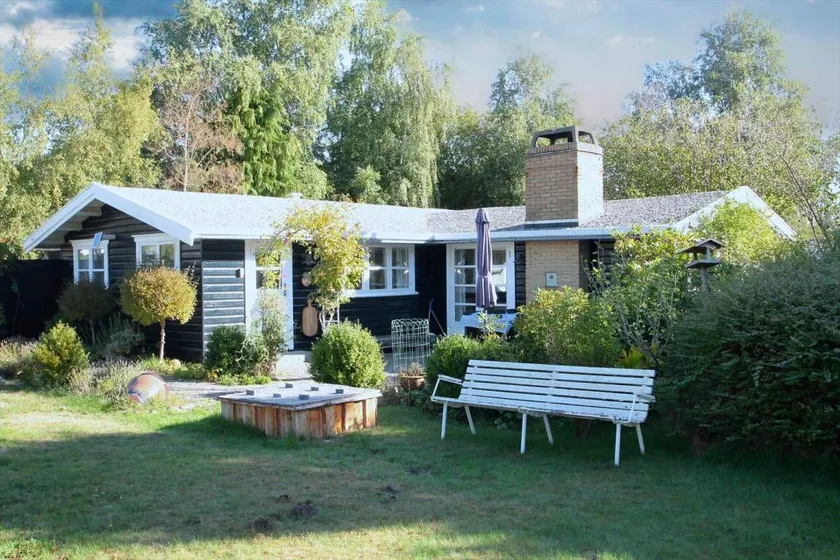 Lovely holiday home with garden, BBQ & terrace | Dogs allowed - Image 1