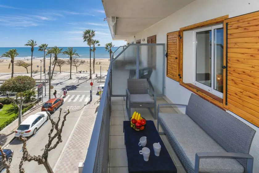 Apartment with terrace - Image 1
