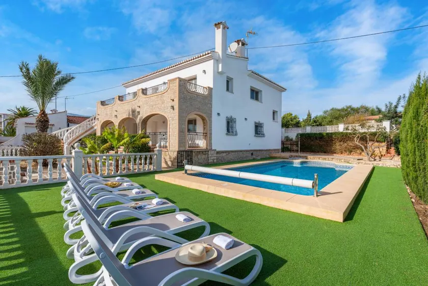 Villa with terrace, garden & private pool - Image 1