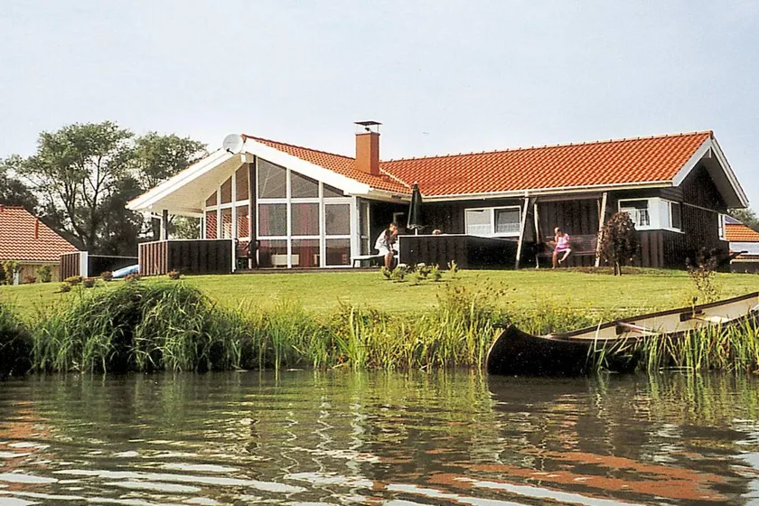 Fully equipped holiday home with garden, terrace & jacuzzi | Water view - Image 1