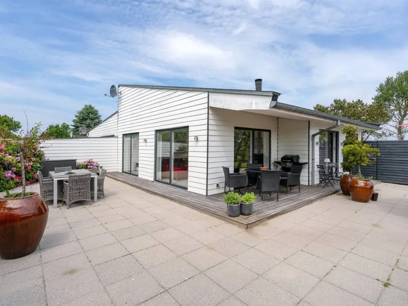 Family-friendly house with garden & terrace | Sea view - Image 1