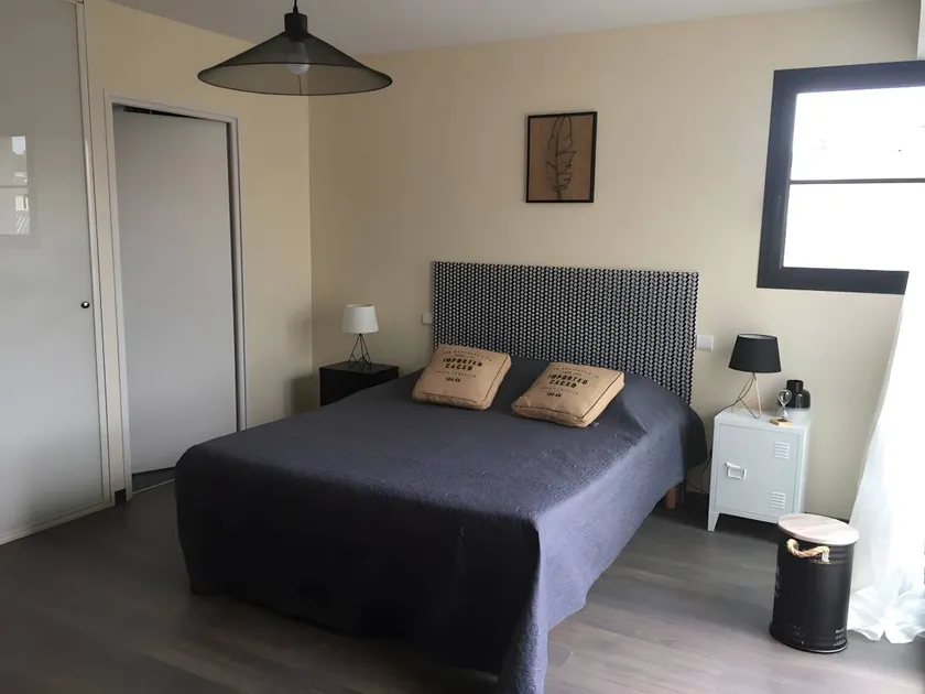 Bed and breakfast with pool & terrace | City view - Image 1