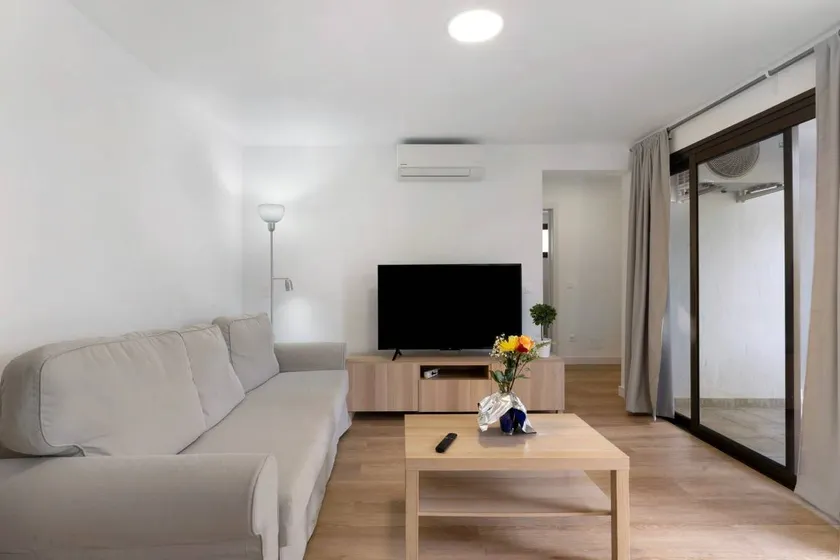 House with terrace & pool | City view - Image 1