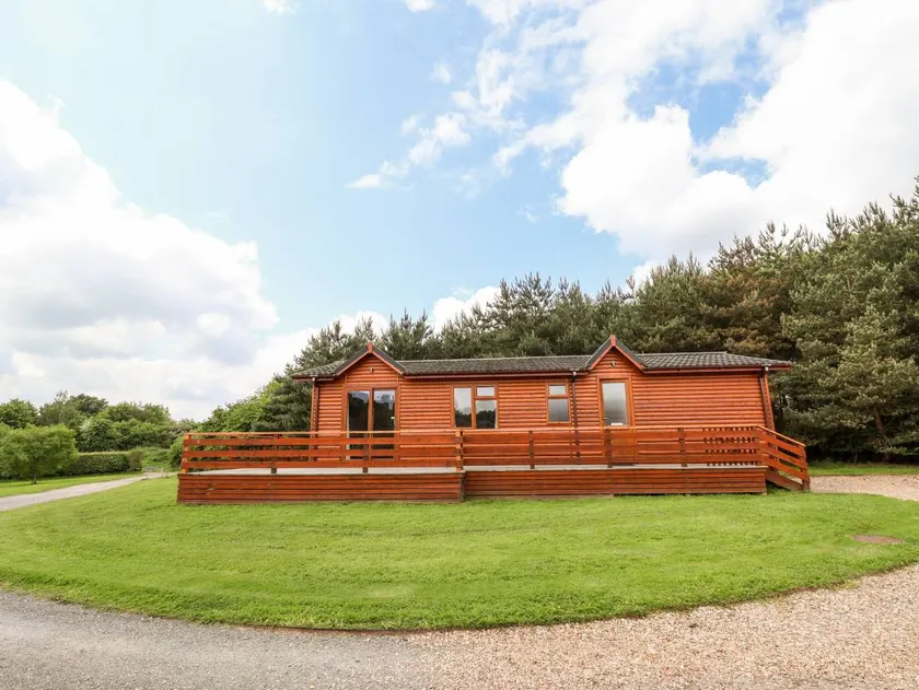 Cottage with sauna, hot tub & pool - Image 1