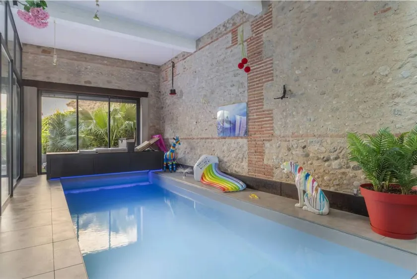 Bed and breakfast with terrace & heated pool - Image 1