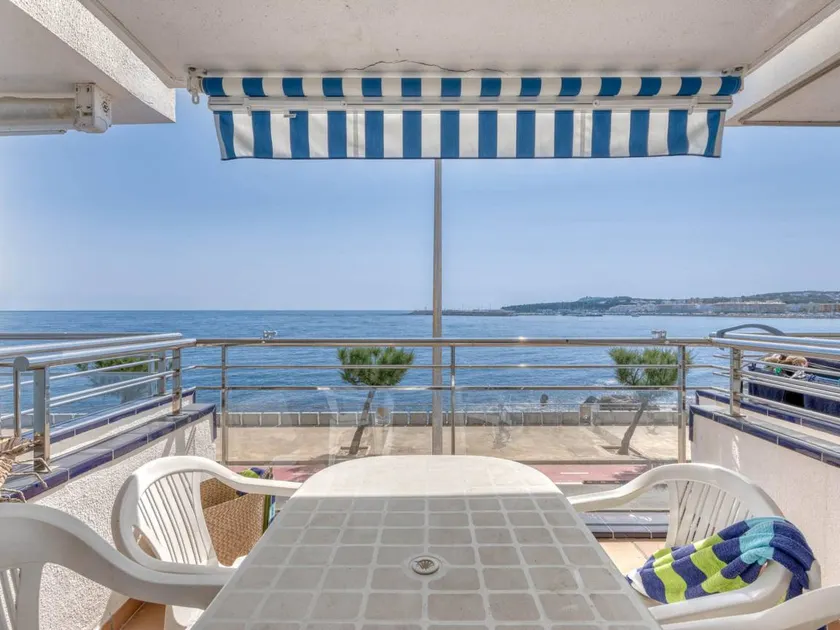 Flat with garden & pool - Image 1