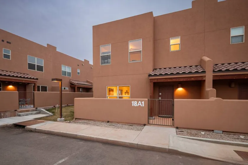 Family-friendly pleasant house with fast internet, barbeque & hot tub | City view - Image 1