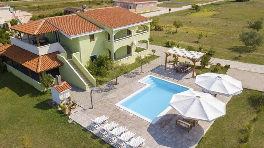 Flat with garden, jacuzzi & terrace - Image 1
