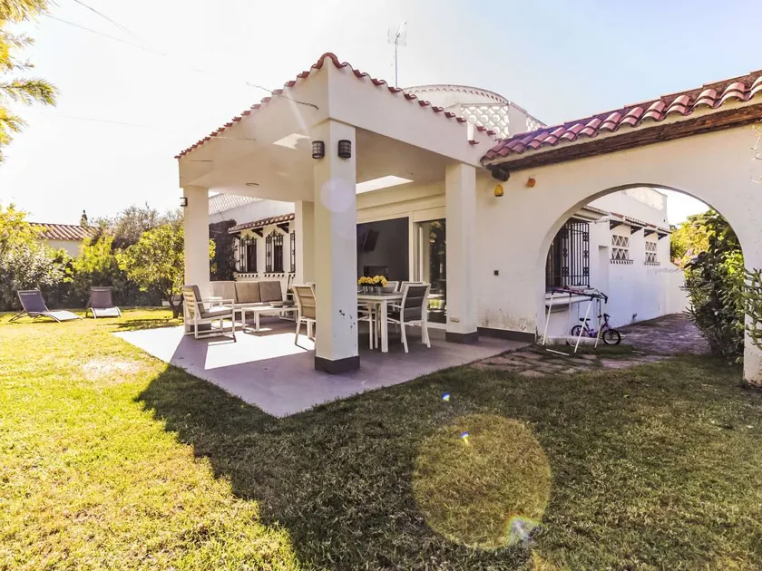 House with sauna, BBQ & hot tub - Image 1