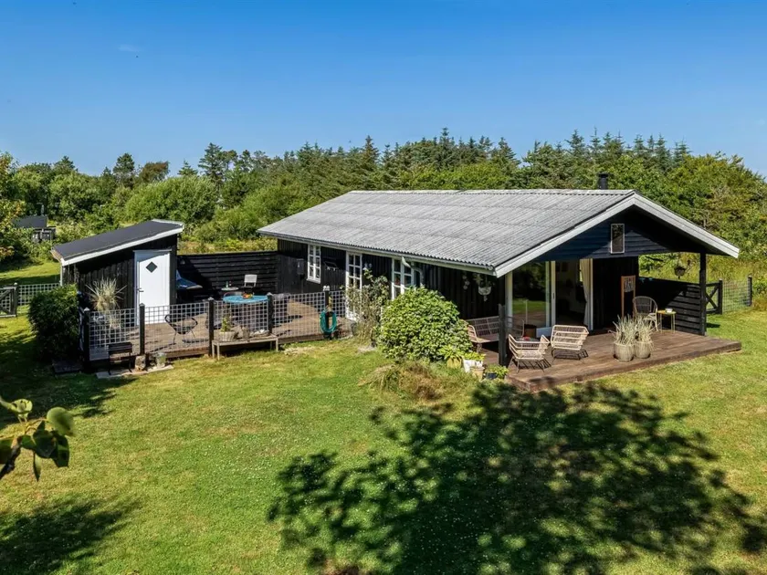 House with terrace - Image 1
