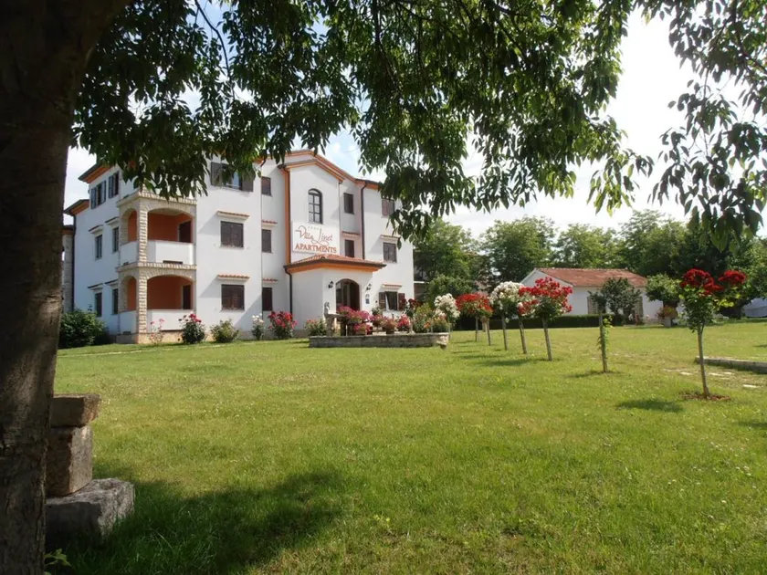 Apartment with terrace, barbeque & garden - Image 1